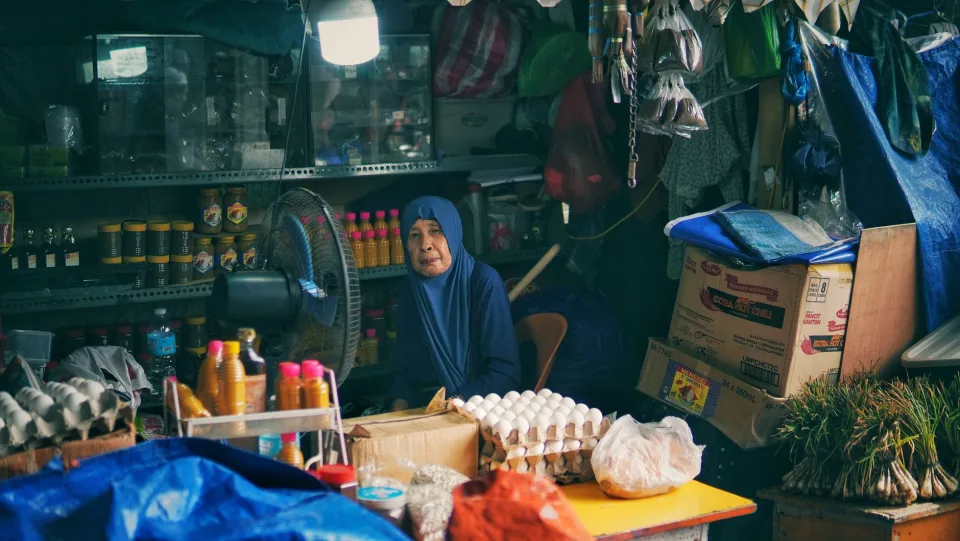 Kệ hàng trong tiệm
